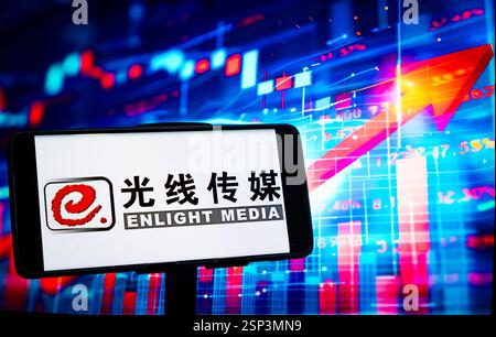 CHONGQING, CHINE - 14 FÉVRIER 2025 - une illustration montre le logo Enlight Media affiché sur un smartphone avec un graphique de hausse des stocks dans le backgrou Banque D'Images