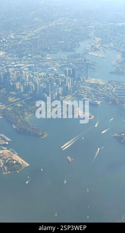 Panorama de Sydney : surplombant le port de Sydney, des monuments emblématiques comme l'Opéra et le Harbour Bridge s'envolent sous les projecteurs. Cette vue aérienne capture Banque D'Images