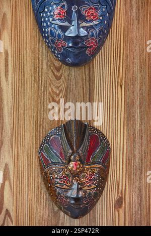 Masques traditionnels indonésiens fabriqués à la main avec fond en bois. Culture asiatique. Indonésie Banque D'Images