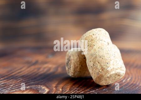 Deux bouchons de vin gros plan sur un fond en bois Banque D'Images