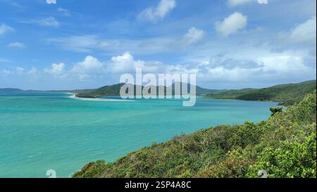 Vue panoramique sur la côte de Whitsunday Island depuis Hill Inlet Lookout. L'eau bleue, la plage de sable blanc et les collines verdoyantes créent un paradis tropical. A p Banque D'Images