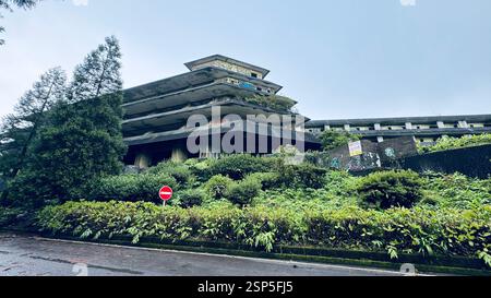 L'hôtel abandonné Monte Palace, situé près du point de vue Vista do Rei sur São Miguel, était censé être un complexe de luxe surplombant Sete Cidades, mais Banque D'Images