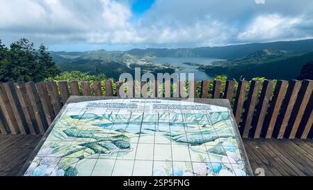 Sete Cidades à Lagoa sur l'île de São Miguel est une caldeira volcanique pittoresque avec deux lacs connectés - Lagoa Azul et Lagoa Verde, qui capti Banque D'Images