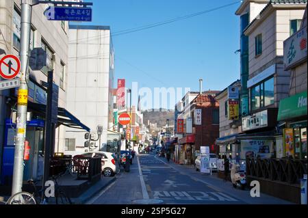 Panneau de rue en coréen et en anglais. Panneau de signalisation à sens unique. Enseigne immobilière. Enseigne restaurant Bento. La Corée du Sud est un pays diversifié avec une culture riche Banque D'Images