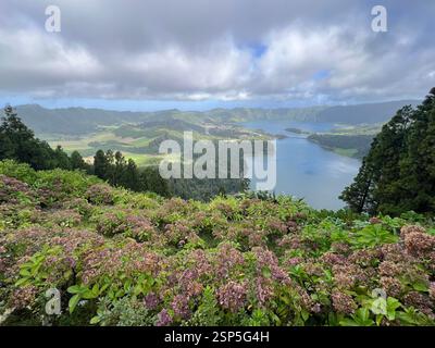 Sete Cidades à Lagoa sur l'île de São Miguel est une caldeira volcanique pittoresque avec deux lacs connectés - Lagoa Azul et Lagoa Verde, qui capti Banque D'Images
