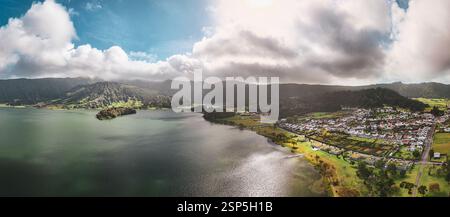 Sete Cidades à Lagoa sur l'île de São Miguel est une caldeira volcanique pittoresque avec deux lacs connectés - Lagoa Azul et Lagoa Verde, qui capti Banque D'Images