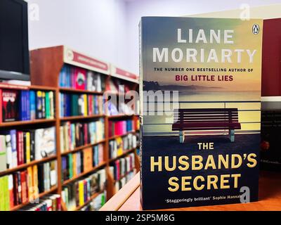 Lviv, Ukraine - 13 février 2025 : le secret du mari par Liane Moriarty. Capturé dans une librairie, un livre vedette se dresse au milieu des étagères vibrantes de O. Banque D'Images