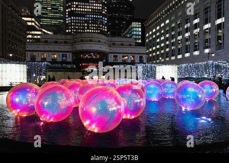 Installation « Evanescent Droplets » par Atelier Sisu, Cabot Square, Canary Wharf Winter Lights 2025, Londres, Angleterre Banque D'Images