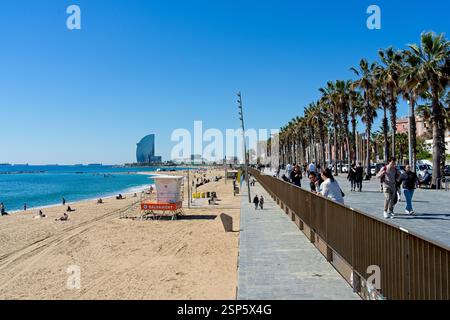 Barcelone Espagne - 24 avril 2024 - ciel bleu au-dessus de la plage de Barcelone Banque D'Images