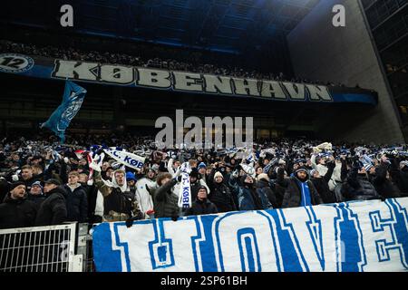 Copenhague, Danemark. 13 février 2025. Les fans du F.C. Copenhagen acclament avant le match de première manche de l'UEFA Europa Conference League 2024/25 League Knockout entre le F.C. Copenhagen et le 1. FC Heidenheim 1846 au stade Parken. Score final ; F.C. Copenhagen 1:2 FC Heidenheim 1846 crédit : SOPA images Limited/Alamy Live News Banque D'Images