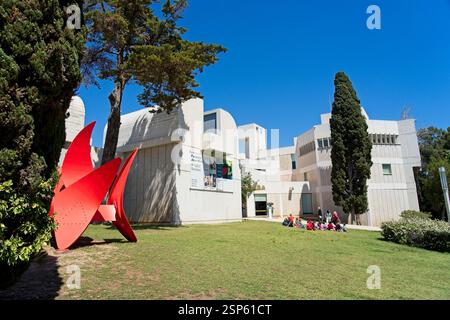 Barcelone Espagne - 24 avril 2024 - classe de l'école assise devant le musée Fundació Joan Miró à Barcelone Banque D'Images