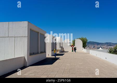 Barcelone Espagne - 24 avril 2024 - sur le toit du musée Fundació Joan Miró à Barcelone Banque D'Images