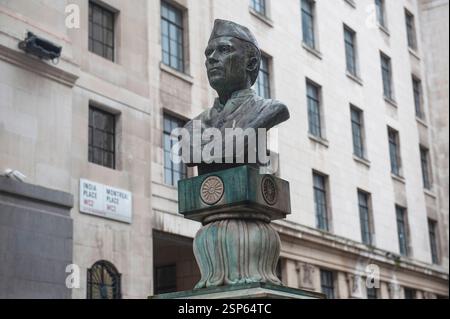 Londres Angleterre Royaume-Uni 12 février 2025 Statue de l'ancien premier ministre indien Jawaharlal Nehru sur India place devant l'ambassade indienne. Banque D'Images