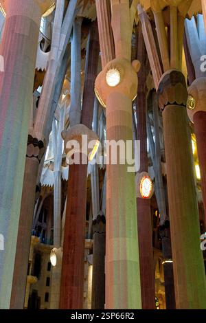 Barcelone Espagne - 22 avril 2024 - lumière qui coule à travers les vitraux dans la Sagrada Familia de Barcelone Banque D'Images