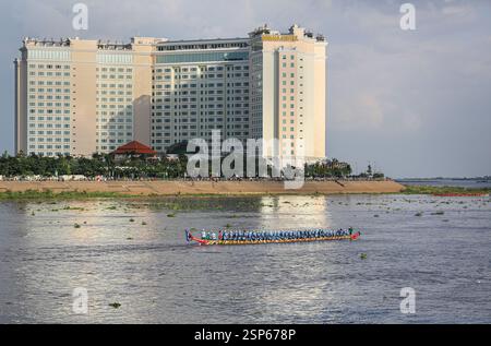 Compétition de courses de bateaux-dragons pour le Festival de l'eau bon Om Touk à Phnom Penh sur Tonle SAP et le Mékong Confluent, courses de bateaux traditionnelles, Cambodge Banque D'Images