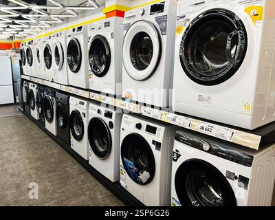 Lviv, Ukraine - 13 février 2025 : rangée de machines à laver en vente dans un magasin d'électronique, présentant des designs modernes Banque D'Images