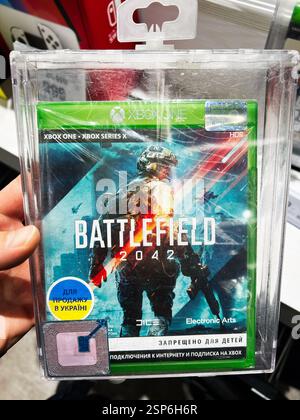 Lviv, Ukraine - 13 février 2025 : paquet de vente au détail pour le jeu Battlefield 2042 pour Xbox avec sceau en plastique visible Banque D'Images