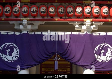 08/21/2022 - Tokyo, Japon : L'entrée d'un théâtre traditionnel japonais à Tokyo, orné d'un rideau violet vibrant (noren) avec un décorati Banque D'Images