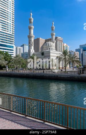 Mosquée Al Qasba, sur le canal Al Qasba qui relie les deux lacs Al Khan Lagoon et Khalid Lake à Sharjah, Emirats Arabes Unis. Banque D'Images
