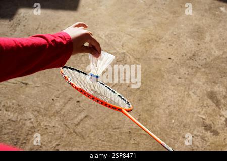 gros plan sur la main tenant le volant de badminton se préparant à servir Banque D'Images