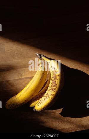 vue rapprochée des bananes jaunes mûres sur la table Banque D'Images