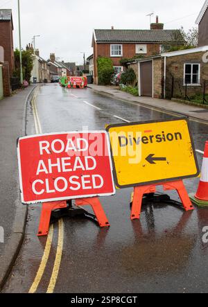 Par temps humide, les routes sont fermées dans la ville de Framlingham, dans le Suffolk, avec des panneaux d'avertissement indiquant l'itinéraire alternatif, ce qui perturbe les trajets. Banque D'Images