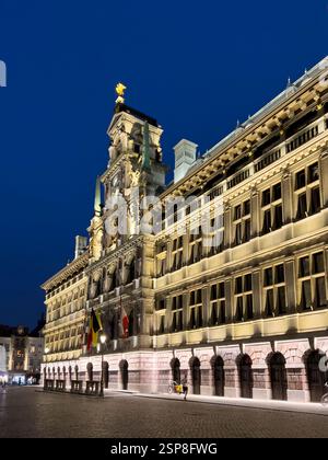 Soirée au Grote Markt, Anvers. La grande façade de l'hôtel de ville, construite en 1561 Banque D'Images