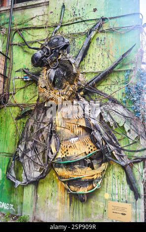 Lisbonne, Portugal - 29.12.2022, superbe Street Art avec une fresque d'abeille géante ornant un mur urbain dans le paysage urbain Banque D'Images