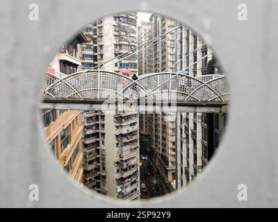 CHONGQING, CHINE - 14 FÉVRIER 2025 - les touristes surplombent la vue sur la ville depuis le bâtiment Kuixing à Chongqing, Chine, 14 février 2025. Il y a deux overpas Banque D'Images