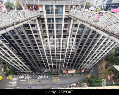 CHONGQING, CHINE - 14 FÉVRIER 2025 - les touristes surplombent la vue sur la ville depuis le bâtiment Kuixing à Chongqing, Chine, 14 février 2025. Il y a deux overpas Banque D'Images