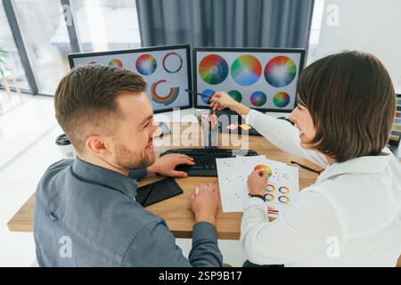 Deux designers travaillant ensemble au bureau. Banque D'Images