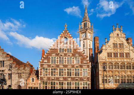 Maisons en briques et beffroi à Korenlei et Graslei, promenade maisons historiques à la rivière Lys, historique ville Centre ville, Gand Gand, Flandre, Belgique. Banque D'Images