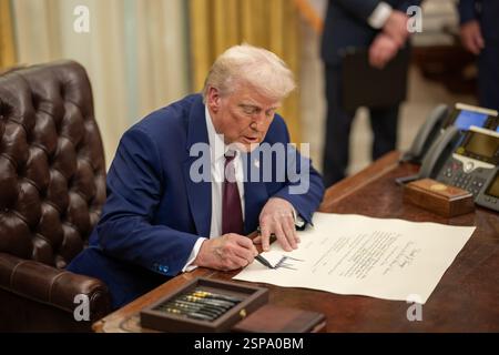 Washington, États-Unis. 13 février 2025. U. S Président Donald Trump, signe la proclamation nommant Robert F. Kennedy Jr., comme nouveau Secrétaire de la santé et des services sociaux lors de la cérémonie de prestation de serment au Bureau ovale de la Maison Blanche, le 13 février 2025 à Washington, DC crédit : document/photo de la Maison Blanche/Alamy Live News Banque D'Images