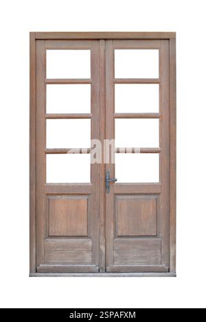 Portes doubles en bois marron classiques avec quatre panneaux de verre de chaque côté, isolées et conçues pour les bâtiments résidentiels ou commerciaux Banque D'Images