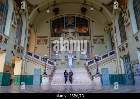 Historique Vitebsky vokszal - la première gare de Russie, avec une décoration historique fantaisie à l'extérieur du terminal à Saint-Pétersbourg. Banque D'Images