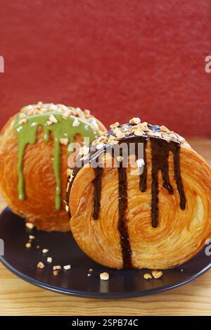 Succulent un pir de croissants Supreme en forme de cercle avec chocolat et pistache Ganache Banque D'Images