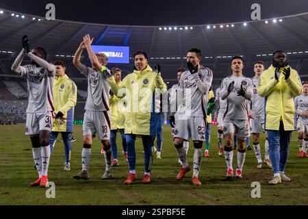 Bruxelles, Belgique. 14 février 2025. Les joueurs de l'Ajax célèbrent après le match de éliminatoires de la phase de Knockout de l'UEFA Europa League 2024/25 entre Royale Union Saint-Gilloise et l'AFC Ajax au stade King Baudouin à Bruxelles, Belgique, le 13 février 2025 (photo Andrew SURMA/ Credit : Sipa USA/Alamy Live News Banque D'Images