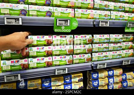 Bio Mark repas bébé dans un pot à vendre dans une épicerie Banque D'Images