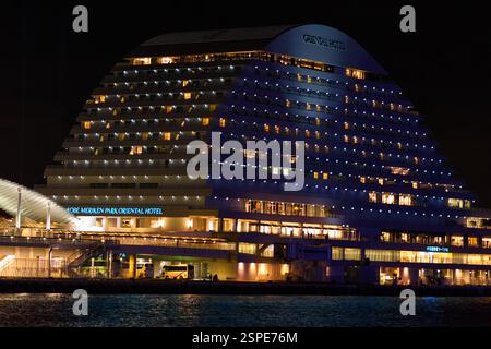 Vue nocturne de la tour du port de Kobe et du parc Meriken, front de mer de la ville de Kobe dans la préfecture de Hyogo au Japon le 11 novembre 2017 Banque D'Images
