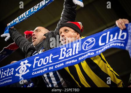 Herning, Danemark. 13 février 2025. Les fans de football de la Real Sociedad ont été vus sur les tribunes lors du match de play-off de l'UEFA Europa League opposant le FC Midtjylland et la Real Sociedad à la MCH Arena de Herning. Crédit : Gonzales photo/Alamy Live News Banque D'Images