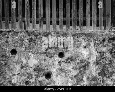 Vieux mur altéré avec détail de clôture en bois usé, Conshohocken, Pennsylvanie États-Unis Banque D'Images
