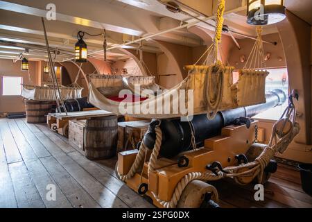 Lower Gun Deck, HMS Victory, Portsmouth Historic Dockyard, Royaume-Uni Banque D'Images
