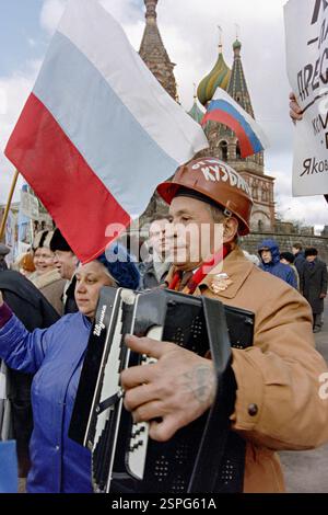 Un russe joue de l'accordéon lors d'un rassemblement en soutien au président russe Boris Eltsine, sur la place Rouge, le 28 mars 1993 à Moscou, en Russie. Environ 50 000 personnes se sont avérées favorables à Eltsine après que le parlement n'eut pas réussi à le destituer dans la lutte pour réformer l'ex-Union soviétique. Banque D'Images