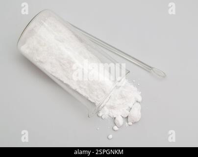 Poudre de caféine sur le fond gris clair. Banque D'Images