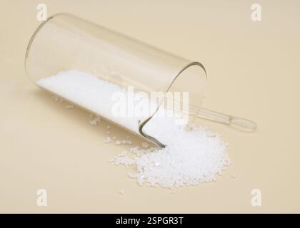 Hydroxyde de sodium, également connu sous le nom de lessive et soude caustique Banque D'Images