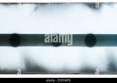 Film négatif couleur grungy 120mm isolé sur fond blanc. Matériau de film de format moyen sur fond blanc, espace réservé photo rétro. Banque D'Images