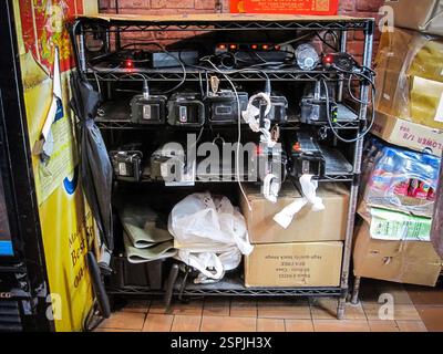 Batteries de vélos électriques en charge dans un restaurant chinois à Chelsea à New York le mercredi 12 février 2025. (© Richard B. Levine) Banque D'Images