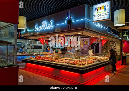 LYON, FRANCE, 14 février 2025 : boutiques de célèbres spécialités traditionnelles aux Halles de Lyon, qui portent le nom du célèbre chef Paul Bocuse Banque D'Images