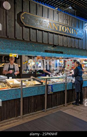 LYON, FRANCE, 14 février 2025 : boutiques de célèbres spécialités traditionnelles aux Halles de Lyon, qui portent le nom du célèbre chef Paul Bocuse Banque D'Images