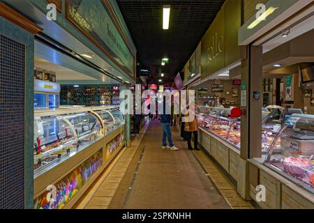 LYON, FRANCE, 14 février 2025 : boutiques de célèbres spécialités traditionnelles aux Halles de Lyon, qui portent le nom du célèbre chef Paul Bocuse Banque D'Images